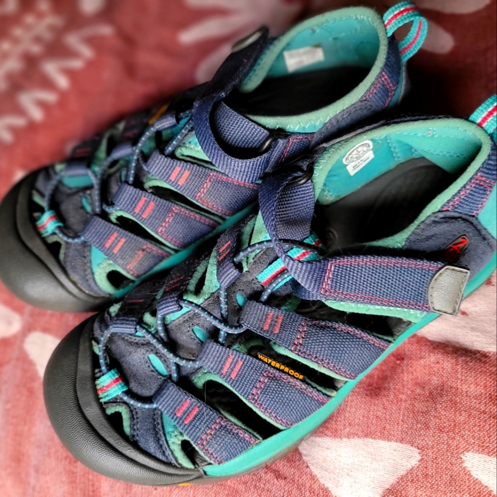 Keen Youth Size 4 VGUC